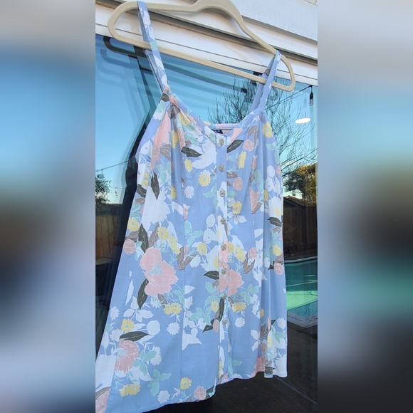 NWT - Torrid Soft Blue Floral Button-Front Tank Top – Size 00 (M/L - Size 10) - Picture 6 of 17